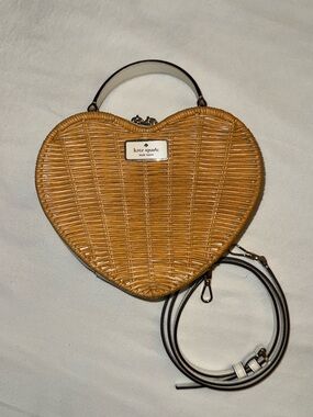 Kate Spade Heart Crossbody bag in Wicker